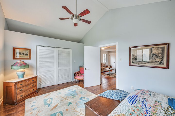 8 Mi to Lake Michigan: Creative Retreat w / Deck!