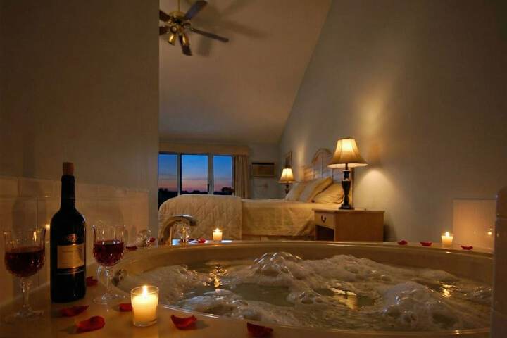 Pointes North Beachfront Hotel – 2 Person Spa Tub Studios