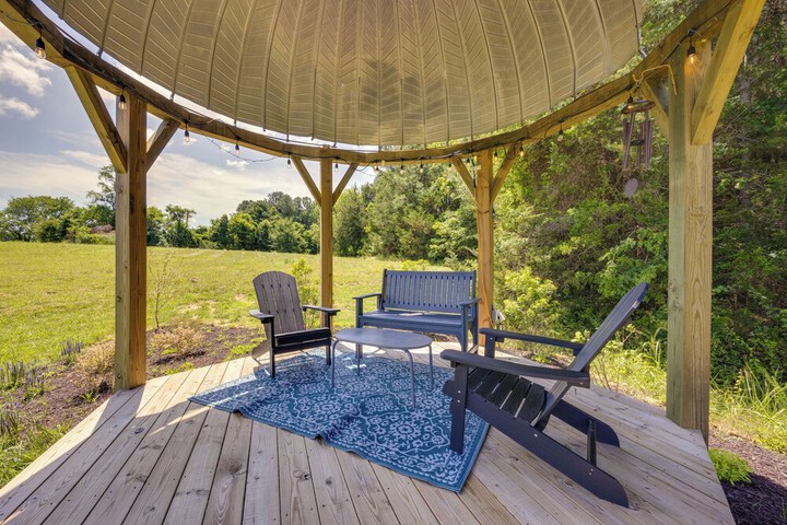 Terre Haute Manor Farmhouse w / Gardens & Deck!