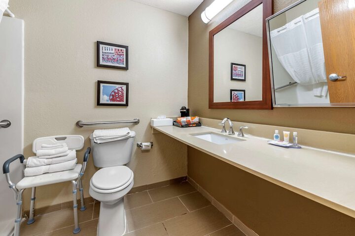 Comfort Inn & Suites Cincinnati Eastgate