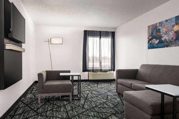 La Quinta Inn & Suites by Wyndham Cleveland Airport West