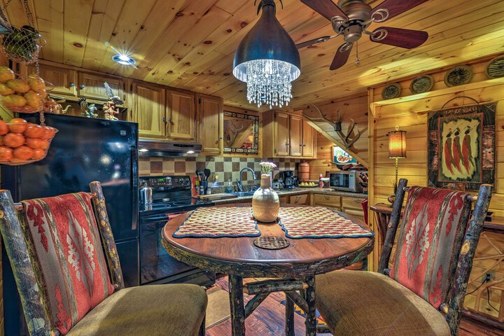 Celo Cabin w / Deck in Pisgah National Forest