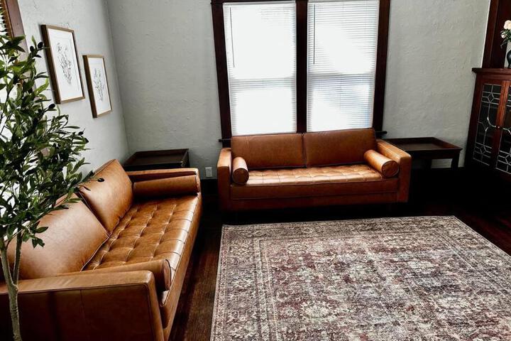 Mrs. Hughes Cottage - 2 bedroom House w / parking