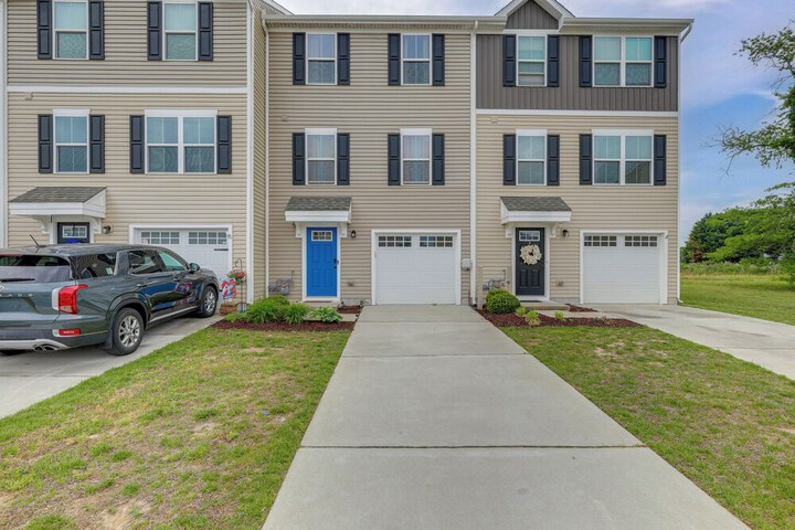 Sunlit Milford Townhome 2 Mi to Riverwalk!