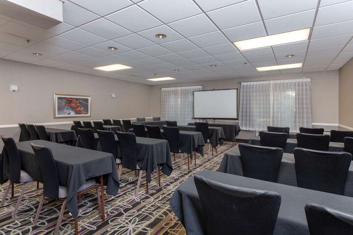La Quinta Inn & Suites by Wyndham Clifton / Rutherford
