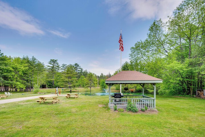 Cozy Bartlett Condo w / Deck & Resort Amenities!