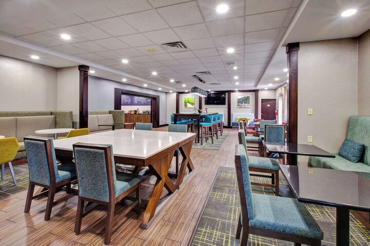Hampton Inn & Suites Cleveland-Airport / Middleburg Heights