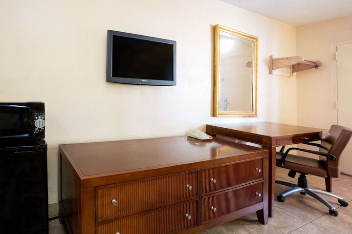 Room 9 of 16
