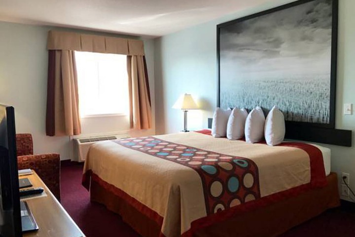 Super 8 by Wyndham Kindersley