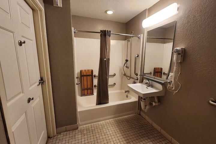 Room 11 of 32