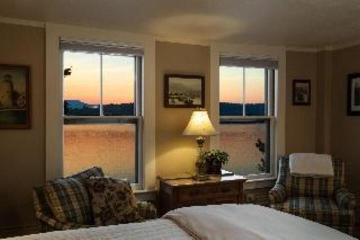 The Lake House at Ferry Point