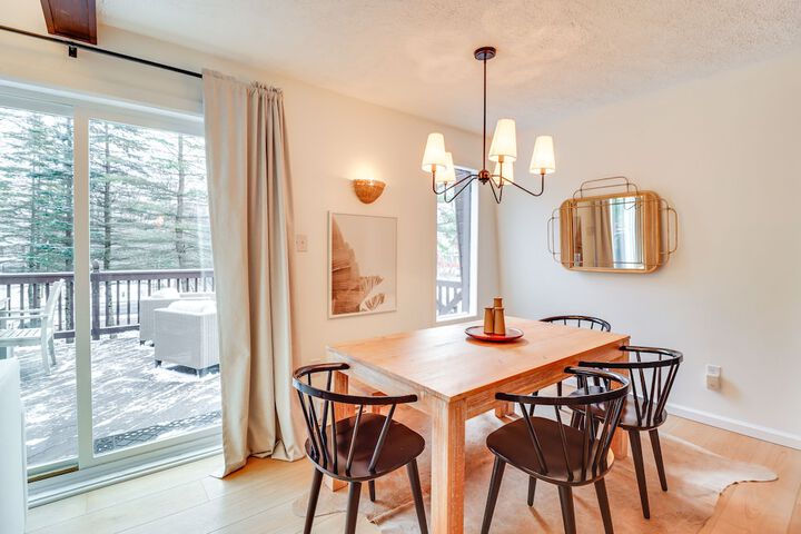 Family Home in Long Pond w / Fire Pit & Lake Access