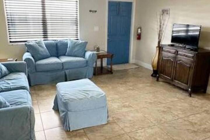 Waterfront corner 2 / 1 Apt