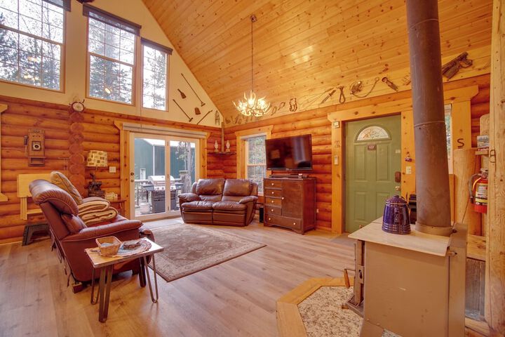 Donnelly Cabin w / Private Deck: Near Lake Cascade!