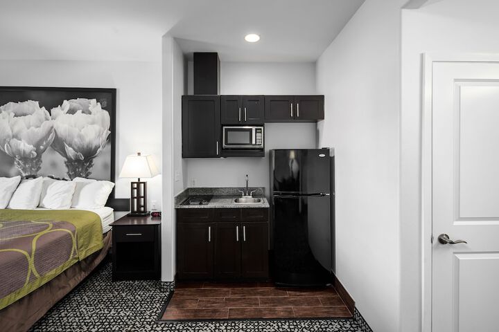 Super 8 by Wyndham Carthage TX