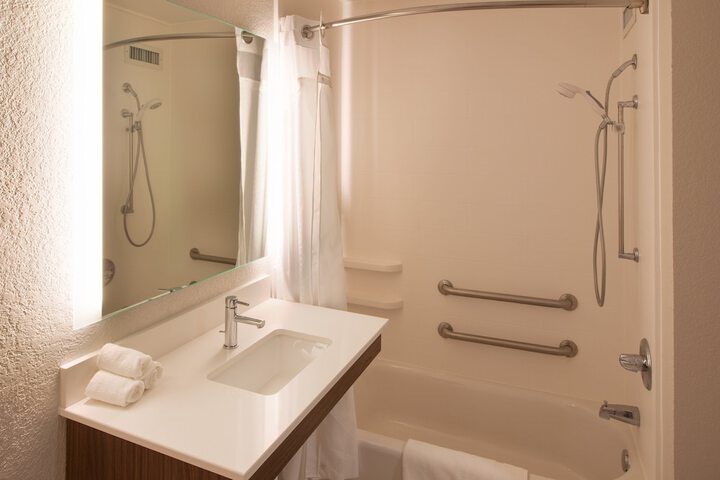 Holiday Inn Express & Suites Worthington by IHG