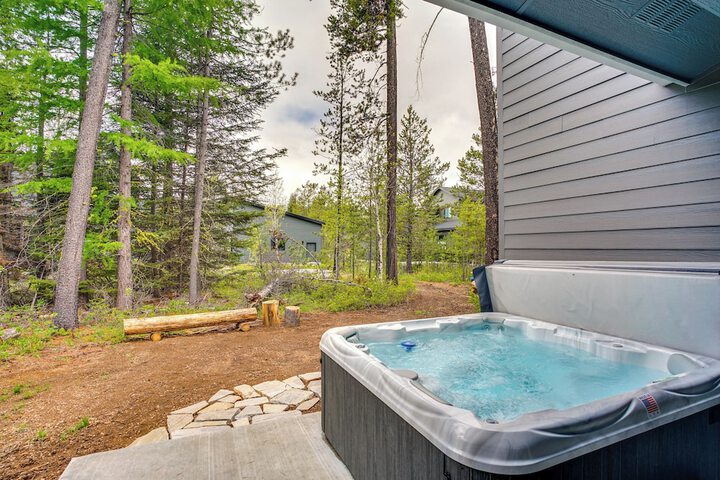 Spacious Donnelly Family Home w / Private Hot Tub!