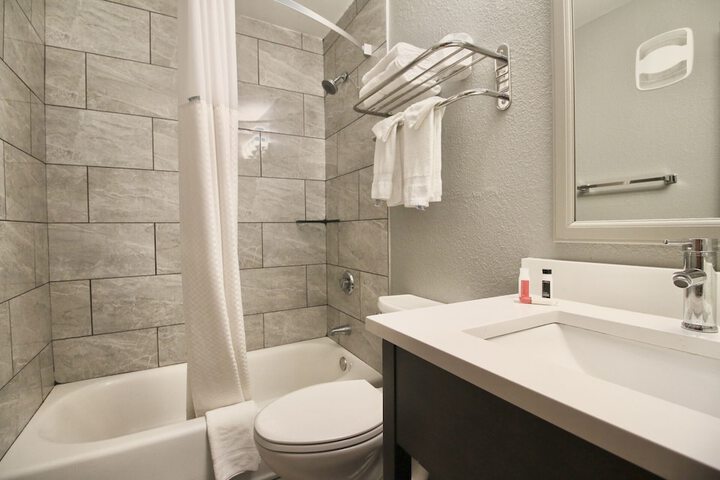 Super 8 by Wyndham Kenosha / Pleasant Prairie