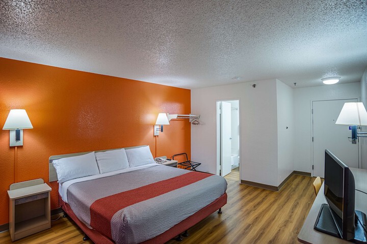 Room 17 of 34