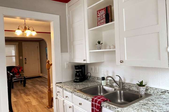 Automaniac Spot in the Heart of Pontiac 3 Beds 2 Baths