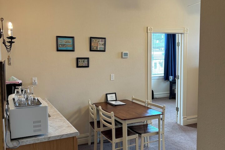 Hermann Crown Suites