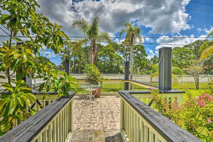 Cozy Coastal Retreat w / Grill 5 Mi to Beach