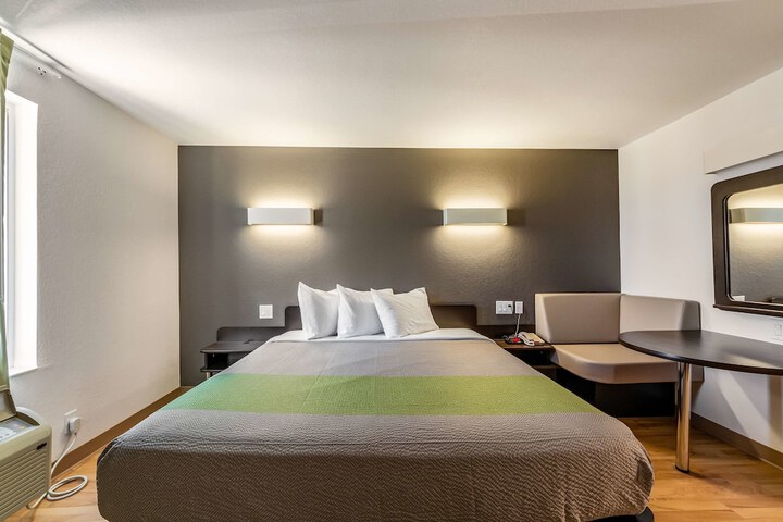 Room 32 of 36