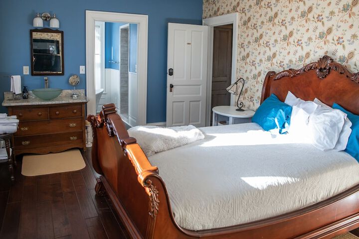 Room 7 of 18