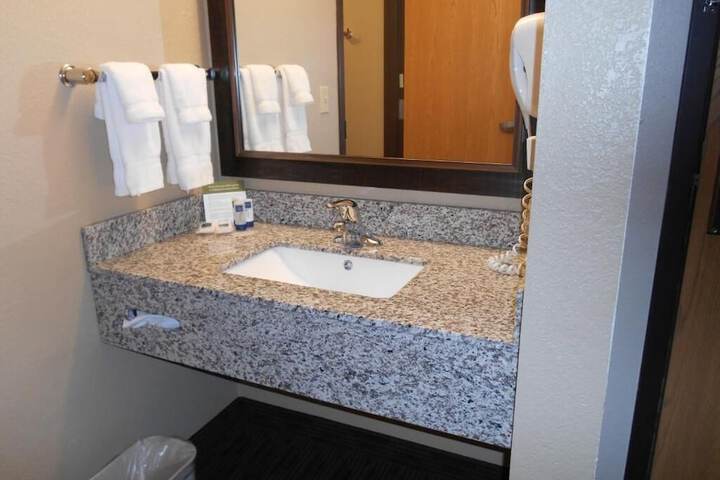 AmericInn by Wyndham Bay City