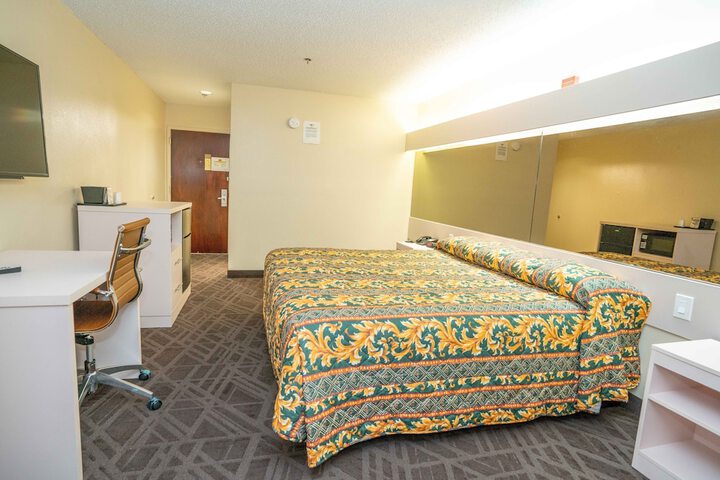 Room 33 of 42