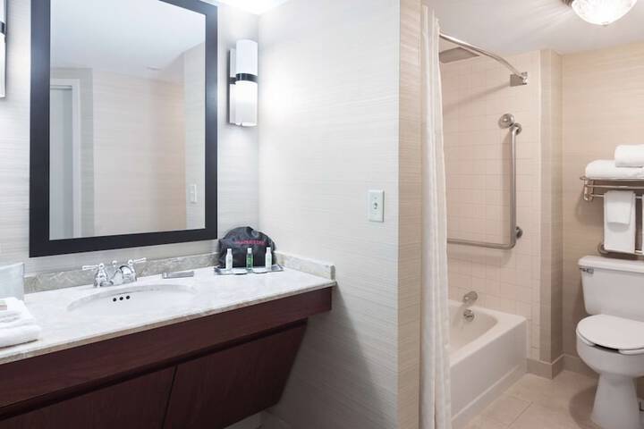 DoubleTree Suites by Hilton Hotel Cincinnati - Blue Ash
