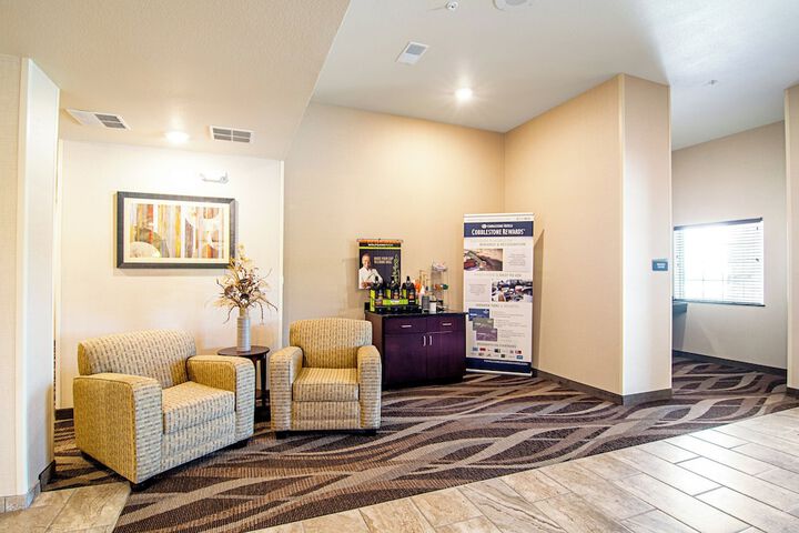 Cobblestone Hotel & Suites - Paxton