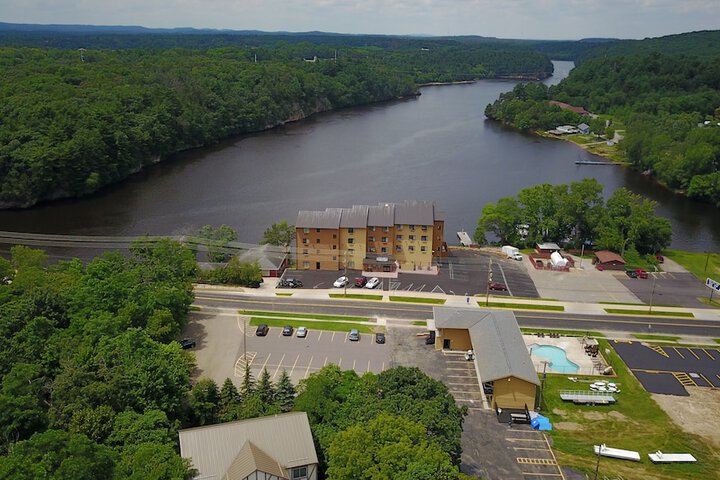 Natura Vue Resort & Boathouse