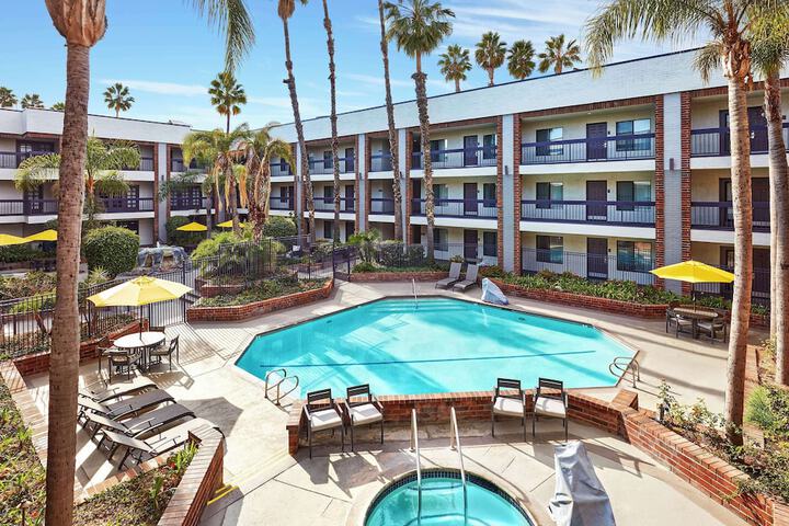 Best Western Plus Meridian Inn & Suites Anaheim-Orange