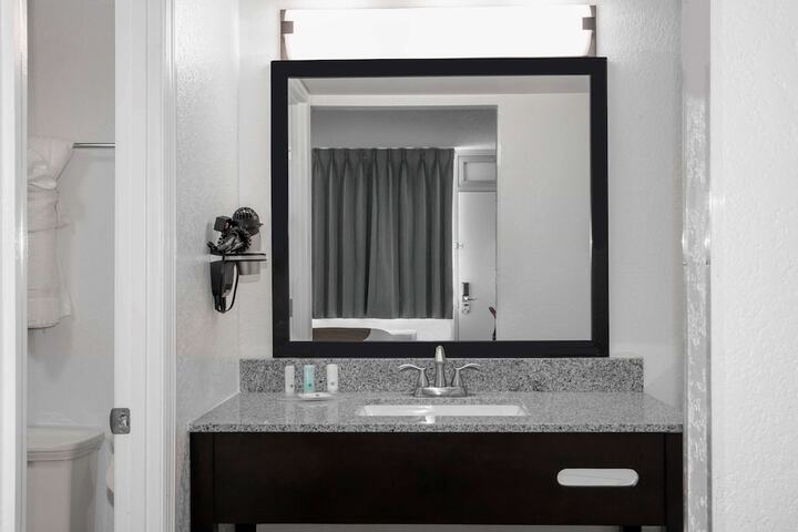 Room 27 of 48