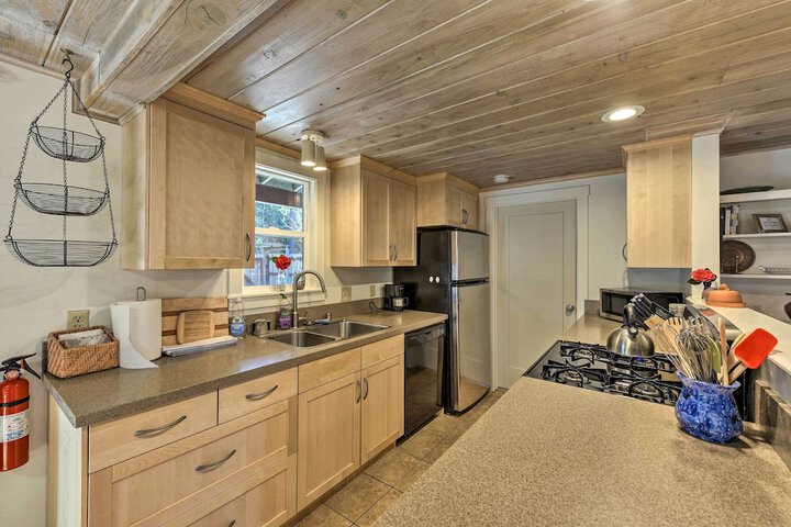 Peaceful Cottage w / Grill & Yard in Grass Valley!