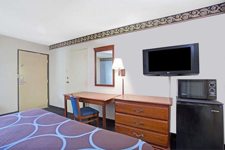 Room 10 of 14