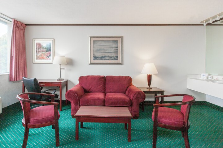 Room 6 of 16