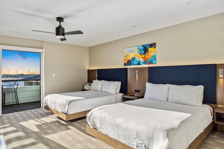 456 Embarcadero Inn & Suites