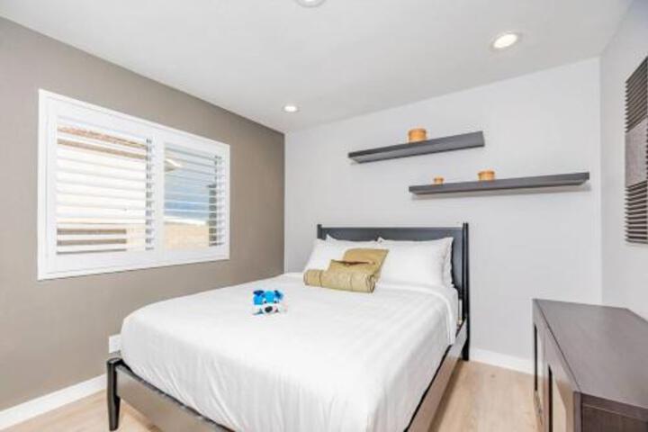 Luxurious 5B4B Home with Pool and View