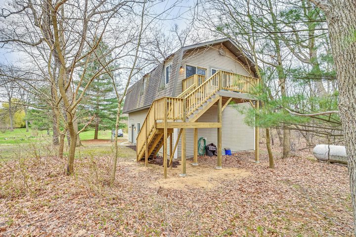 8 Mi to Lake Michigan: Creative Retreat w / Deck!