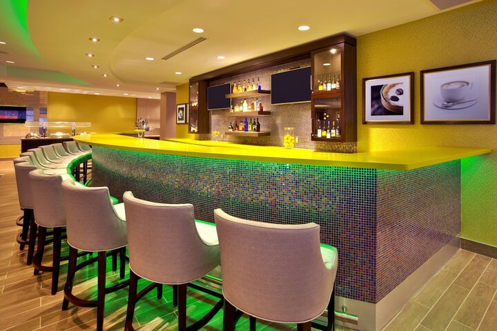 Lounge 73 of 82