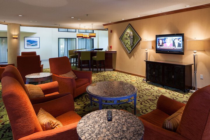Lounge 37 of 37
