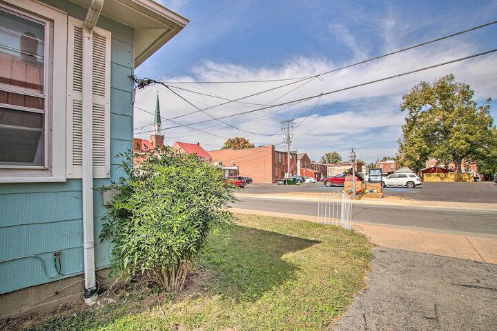 Cottage w / Yard Walk to Historic Attractions