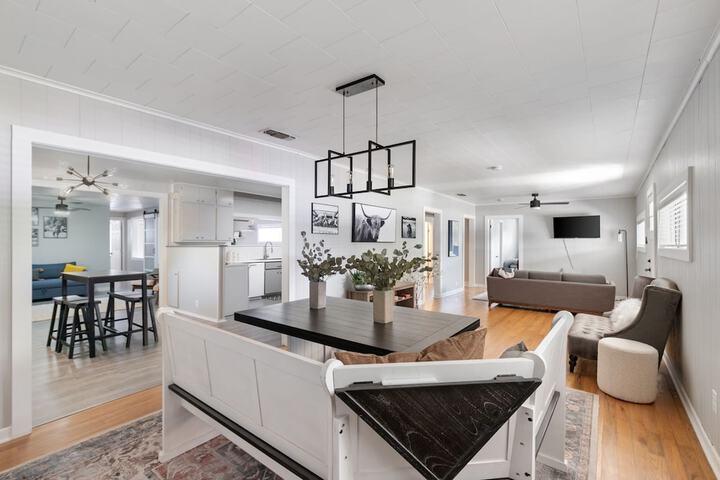 Altes Eckert Stolz 3 Bedroom Home by RedAwning
