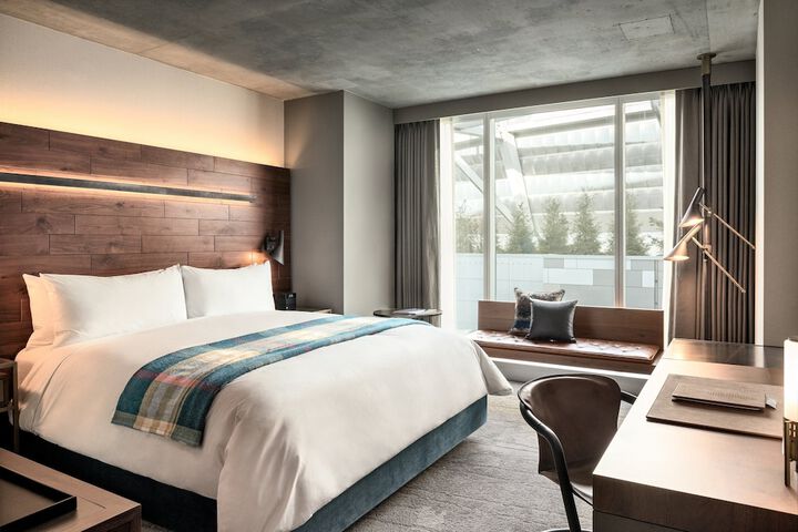 Room 33 of 102