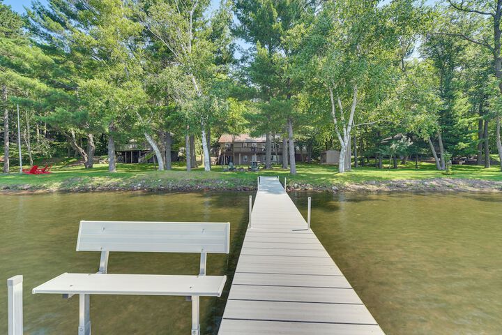 Spacious Luxury Cabin w / Deck & Dock on Bone Lake