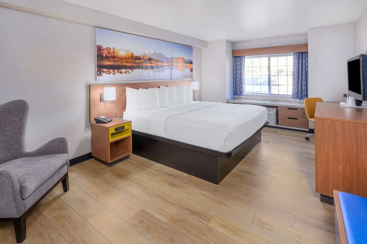 Room 6 of 28