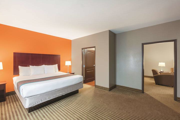 La Quinta Inn & Suites by Wyndham Houston Bush Intl Airpt E