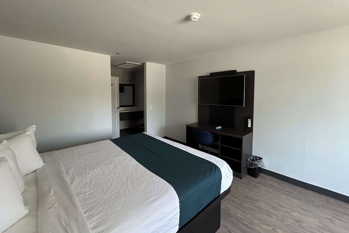 Room 7 of 9